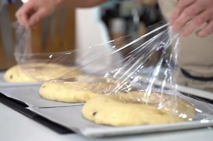 Préparer le levain : fouetter ensemble le lait à température ambiante, le miel et la levure fraîche.