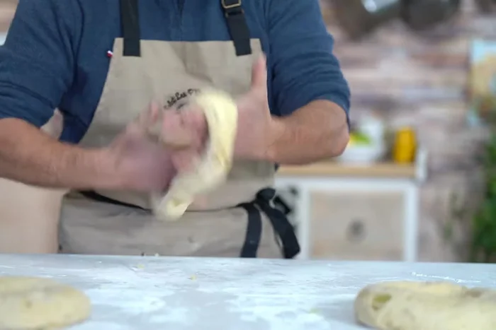 Déposer les couronnes sur une plaque de cuisson, couvrir et laisser lever pendant quelques heures.