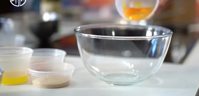 Monter le gâteau : Beurrer et sucrer un cercle à pâtisserie ou un moule à gâteau. Disposer les pommes sautées en rond au fond du moule. Couvrir avec la moitié de la pâte à gâteau. Ajouter le reste des pommes et garnir avec des cuillerées de marmelade de pommes. Terminer avec le reste de la pâte à gâteau.