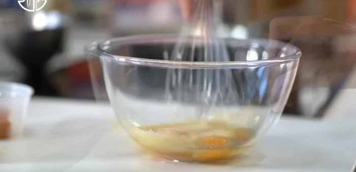 Préparer la pâte à gâteau : Mélanger les œufs, la cassonade, une pincée de fleur de sel et la compote de pommes. Incorporer du beurre fondu. Tamiser la farine et la levure chimique et les incorporer à la préparation.