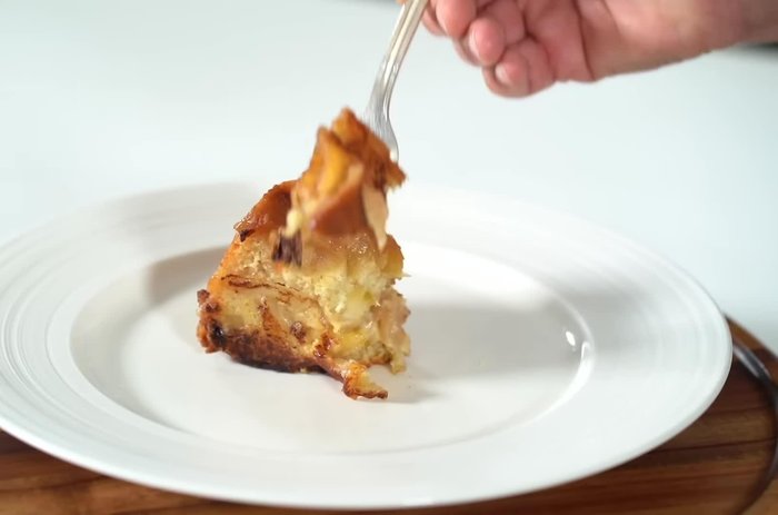 Cuire le gâteau : Enfourner et cuire (temps de cuisson non précisé dans la transcription).
