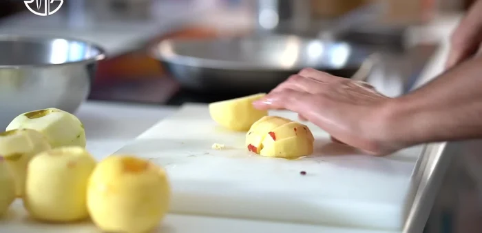 Faire sauter les pommes : Faire fondre du beurre et de l'huile. Ajouter les quartiers de pommes et faire sauter quelques minutes jusqu'à ce qu'ils soient légèrement caramélisés. Ajouter du sucre et continuer la cuisson.