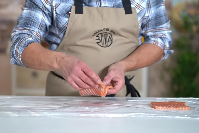Préparer les portions de poisson à l'avance en les enveloppant dans du film plastique pour une meilleure présentation.