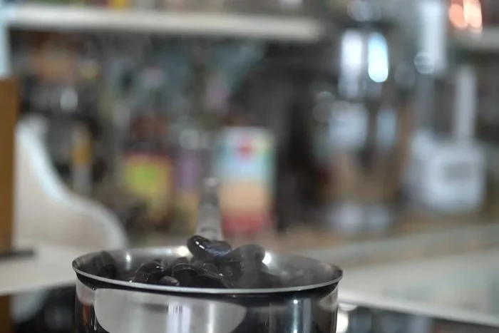 Faire cuire les moules Lula (facultatif) à feu vif pendant 5 minutes avec de la graisse de canard, des échalotes, des grains de poivre noir, des herbes et du vin blanc. Égoutter et conserver le liquide de cuisson.