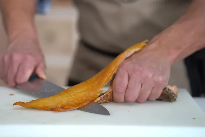 Retirer la peau du saumon fumé HCK (conserver la peau pour plus tard) et couper le poisson en escalopes de 100g. Couper l'églefin fumé en portions de 50g et le poisson blanc en portions de 50g.