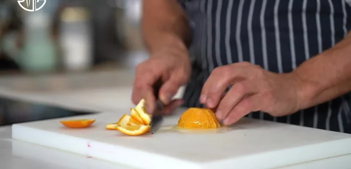 Ajouter des segments d'orange et du persil haché à la vinaigrette.