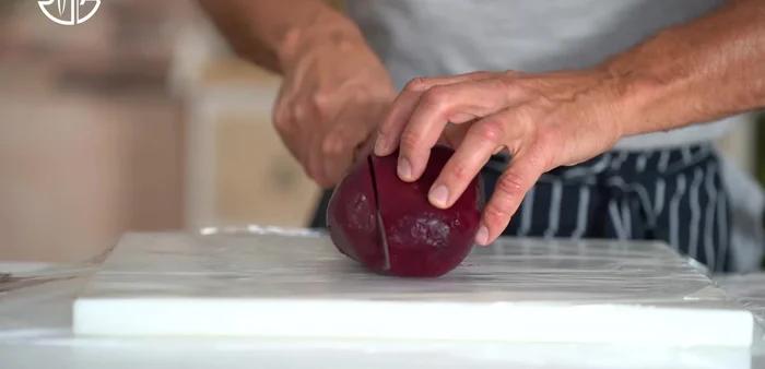 Équarrir les betteraves, garder les restes pour la purée.