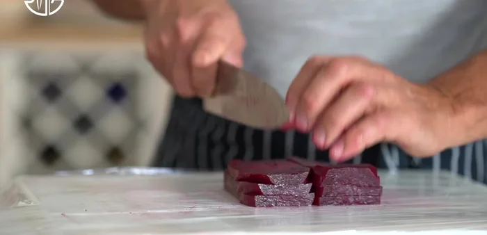 Couper les betteraves et les carottes cuites en petits cubes.