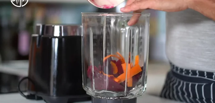 Préparer une purée de betteraves, carottes, huile, et assaisonnement (purée de cardinal).
