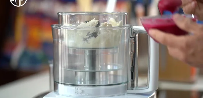 Mélanger une partie de la purée de cardinal avec du fromage frais.