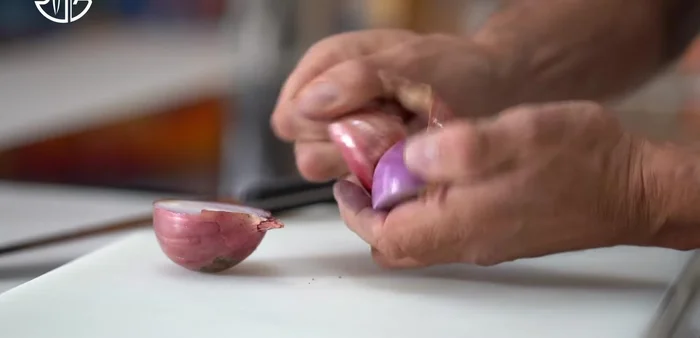 Faire des copeaux d'oignon et de carotte violette.