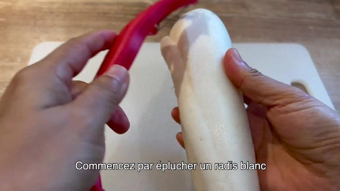 Épluchez un radis blanc et coupez-le en julienne.