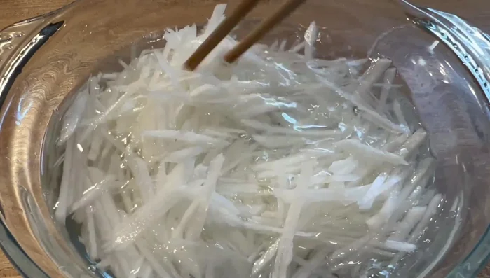 Faites-le blanchir dans l'eau pendant 10 minutes.