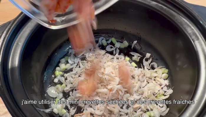 Ajouter des fruits de mer (crevettes séchées et fraîches, par exemple) et faire sauter pendant 2 minutes.