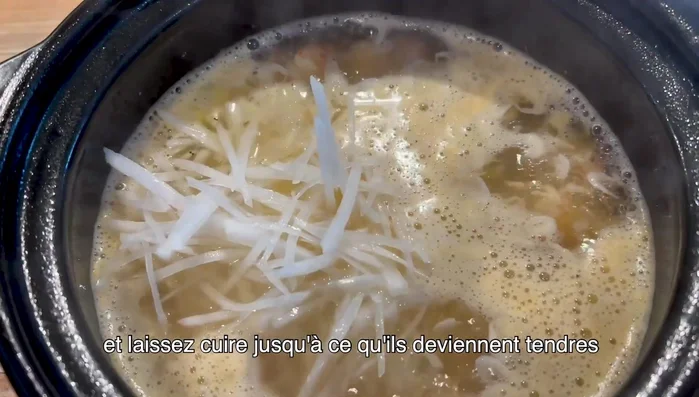 Incorporez les radis blanchis et laissez cuire jusqu'à ce qu'ils soient tendres.