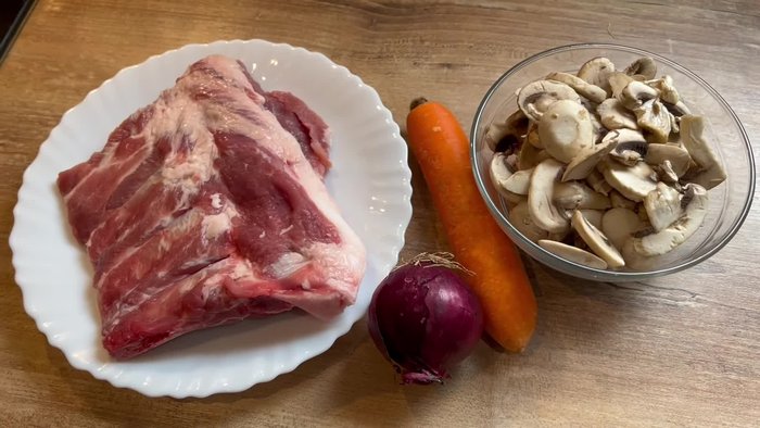 Couper les travers de porc en petits morceaux.
