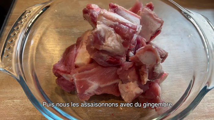 Assaisonner les morceaux de porc avec du gingembre, du poireau, du vin de cuisine, de la sauce soja claire, de la sauce soja foncée et du sucre. Bien mélanger et laisser mariner pendant 30 minutes.