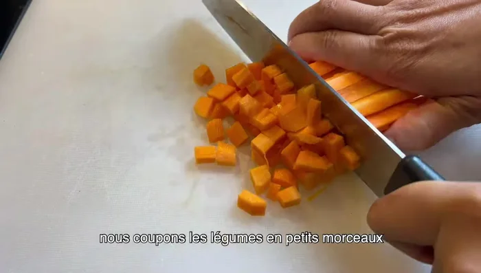 Couper les échalotes en petits morceaux.