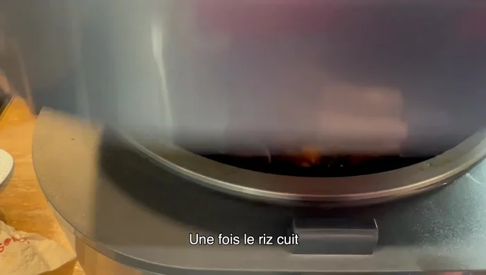 Lancer la cuisson au cuiseur à riz. Une fois le riz cuit, laisser reposer 5 minutes.