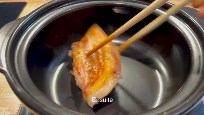 Mettre le porc dans une casserole.