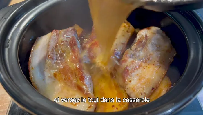 Ajouter le gingembre, le poivre, le vin de cuisine, la sauce soja claire et foncée, l'étoile de badiane et le laurier.
