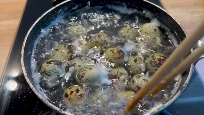 Pendant ce temps, préparer les œufs et les poivrons verts. Faire frire les poivrons.