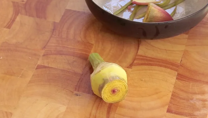 Retirez le foin (les petits poils) à l’intérieur du cœur de l’artichaut. Vous pouvez le faire à l'aide d'une cuillère ou d'un melon baller. (facultatif)