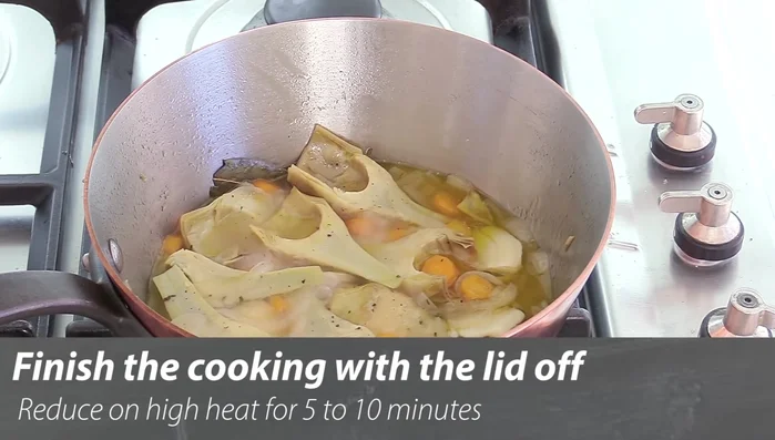 Retirer le couvercle et laisser cuire à feu vif pendant 10 minutes, jusqu'à ce que la sauce réduise et devienne semi-sirupeuse.