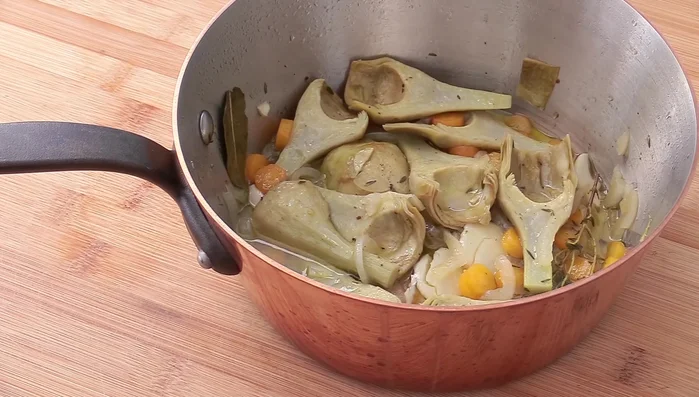 Hors du feu, ajouter le persil, le basilic et l'ail frais hachés finement. Mélanger délicatement.