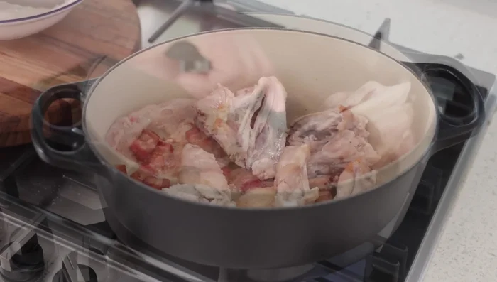 Faire dorer les carcasses de poulet dans la graisse de bacon pour intensifier la saveur. (299.84)