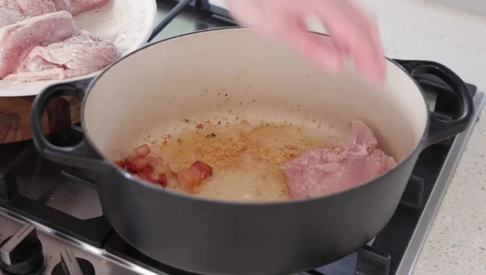 Assaisonner le poulet avec sel, poivre et farine. Faire dorer les morceaux de poulet dans la graisse de bacon. (323.52)