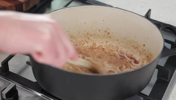 Déglacer la poêle avec du cognac ou du gin. (394.319)