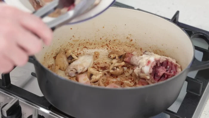 Superposer les morceaux de poulet dans le pot : cuisses en dessous, poitrines au-dessus. (430.4)