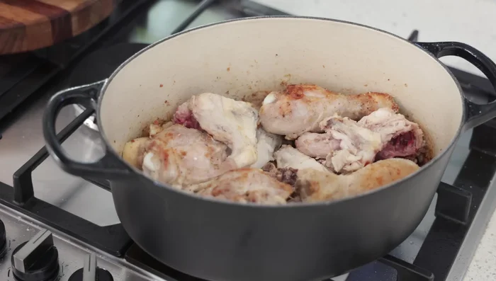Ajouter sel, poivre, farine et les carcasses de poulet pour la saveur. (468.759)