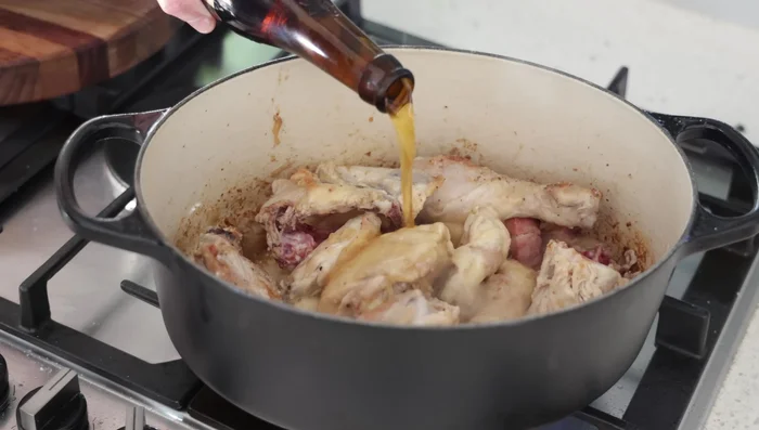 Verser la bière sur le poulet. (502.759)