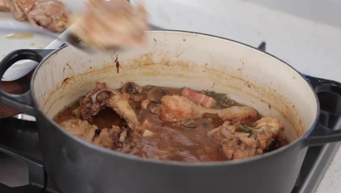 Retirer le poulet cuit. Réduire la sauce à feu vif en ajoutant de la crème. (663.6)