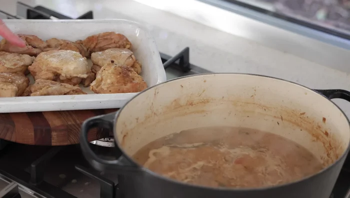 Faire dorer la peau du poulet sous le gril. (735.199)