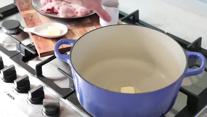 Faire fondre du beurre et de l'huile dans une poêle à feu moyen. Faire dorer les chutes de poulet (ailes, cou) pour créer un bouillon instantané.