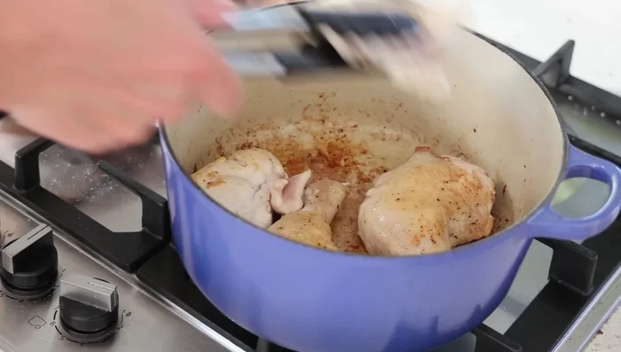 Retirer le poulet de la poêle et réserver. Ajouter les échalotes et les carottes dans la poêle et faire suer quelques minutes.