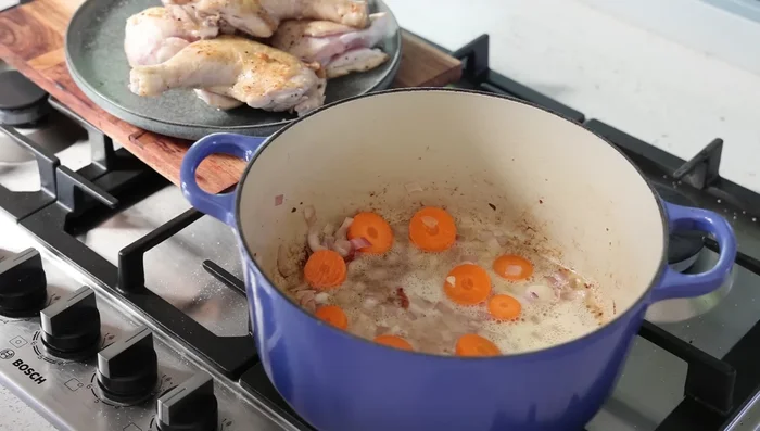 Déglacer la poêle avec 50 ml de cidre, en grattant le fond pour récupérer les sucs de cuisson.