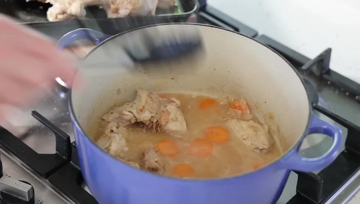 Retirer les morceaux de poulet et passer la sauce au tamis pour obtenir une sauce lisse (facultatif). Remettre la sauce dans la casserole.