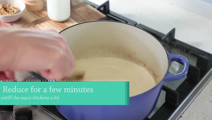 Ajouter la crème fraîche et laisser réduire jusqu'à obtenir une consistance nappante (on doit pouvoir tracer un trait avec le doigt sur le dos de la cuillère sans que la sauce ne coule).