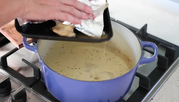 Ajouter un peu de jus de cuisson du poulet pour relever la sauce.