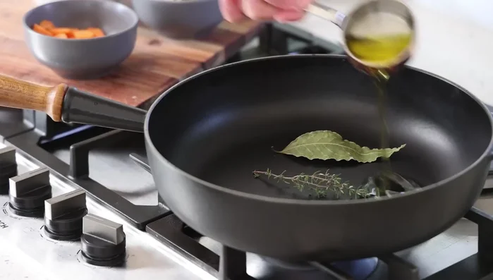 Faire chauffer l'huile d'olive dans une poêle à feu moyen. Ajouter les carottes, poireaux, céleri, oignons et bettes à carde. Mélanger et cuire jusqu'à ce que les saveurs soient libérées.