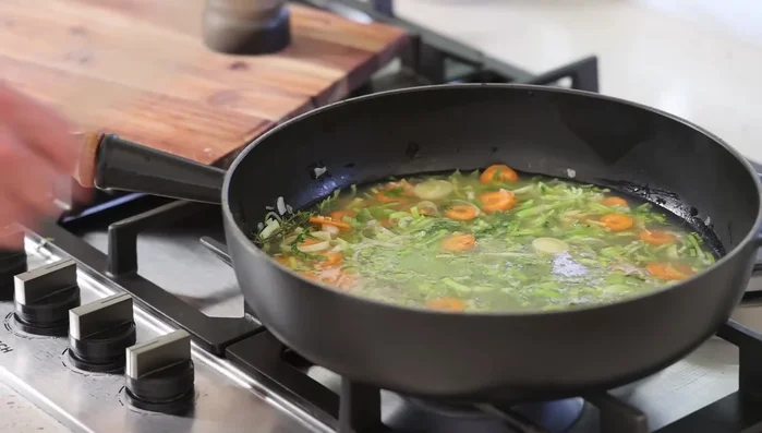 Verser le bouillon de poisson, le vin blanc et un grain de poivre. Porter à ébullition, puis réduire à feu doux et laisser mijoter pendant 15 minutes.