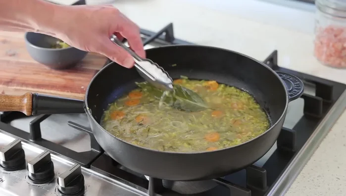 Retirer les légumes du bouillon. Ajouter le vin au vinaigre, mélanger. Incorporer la crème fraîche. Ajouter les filets de lotte. Couvrir et laisser cuire à feu doux pendant 20 minutes.