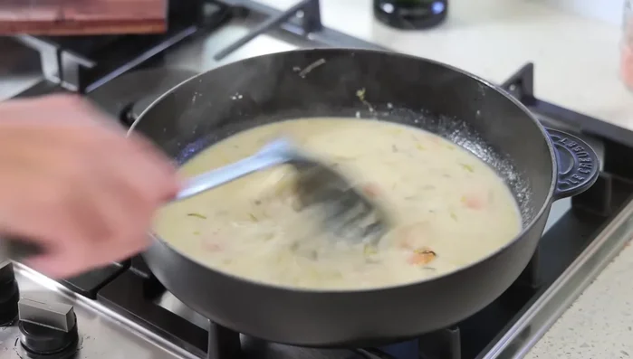 Retirer le poisson du bouillon. Réduire le bouillon à feu moyen-vif pour l'épaissir légèrement. Incorporer l'aïoli.