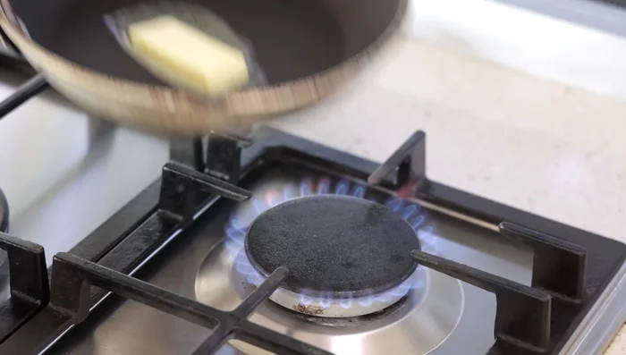 Faire chauffer la poêle à feu vif avec du beurre. Verser le mélange et l'étaler uniformément.