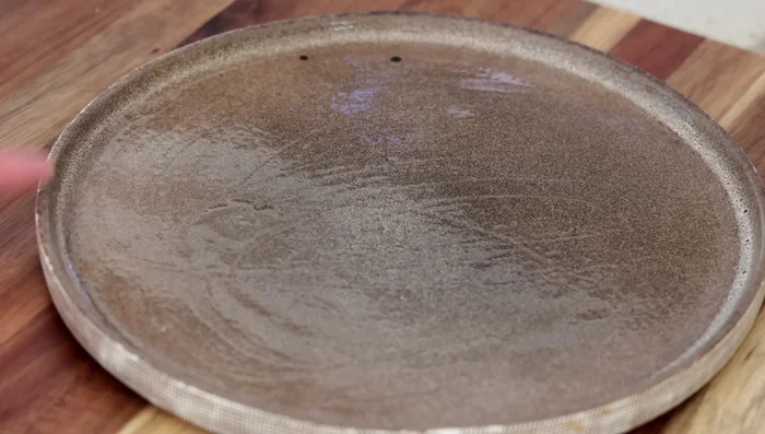 Retourner délicatement l'omelette sur une assiette beurrée.
