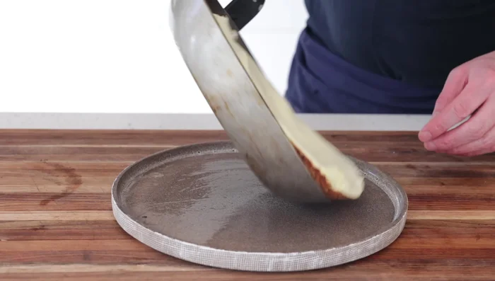 Plier l'omelette en deux.